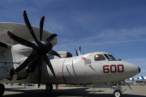 诺·格公司制造两架新型E-2D预警试验机(图)