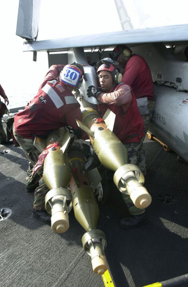 鹞式战机投放宝石路IV炸弹命中指定目标(图)