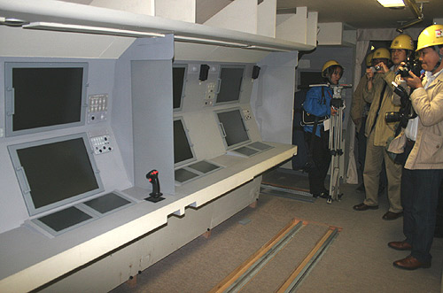 图文:P-X中部的作战人员操纵席模型