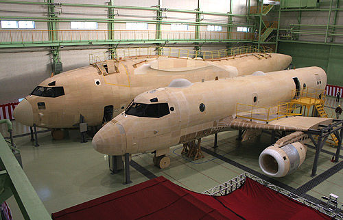 图文:P-X反潜巡逻机和C-X运输机机身木制模型