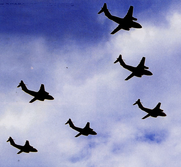 图文：飞行中日本C-1运输机群