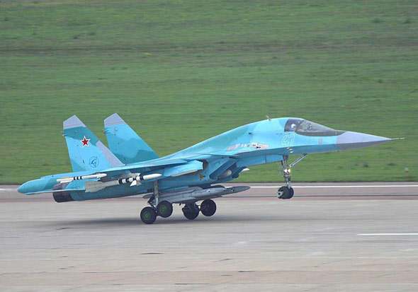 图文：苏-34战斗轰炸机准备起飞