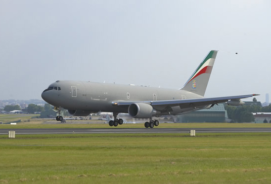 图文：巴黎航展上亮相的KC767空中加油机