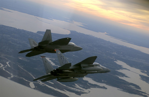 图文：F-22猛禽与F-15鹰结伴飞行