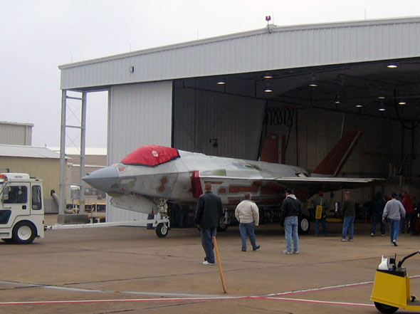 图文:首架常规型F-35预生产型战机完成总装