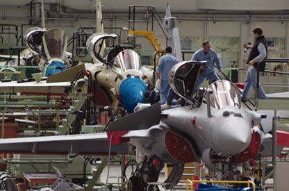 图文:达索航空公司总装线上的阵风F2