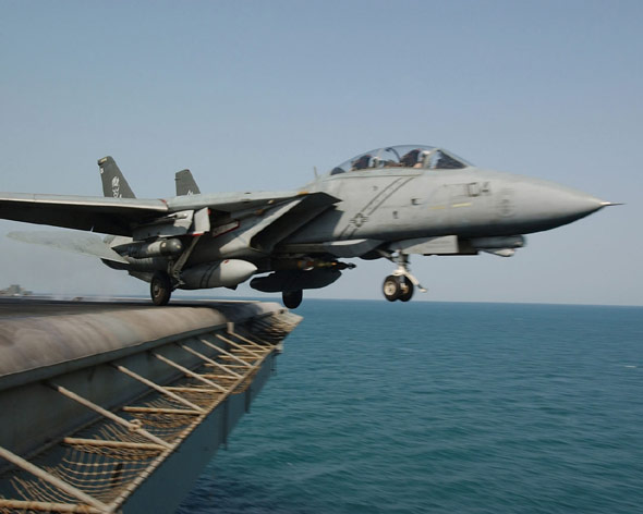 图文：F-14战机起飞离开航母甲板瞬间