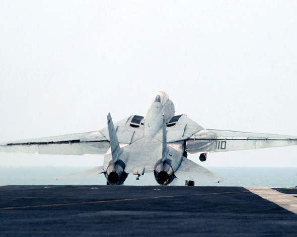 图文：F-14雄猫舰载战机跃起瞬间