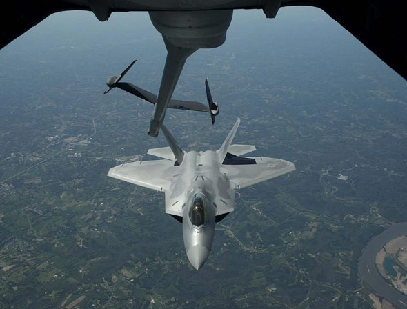 图文：美空军F-22A“猛禽”战机进行空中加油