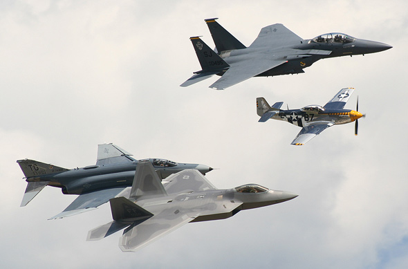 图文:F-22A战机和其他飞机