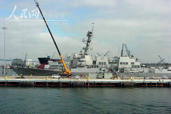 图文:正在码头进行舷装的“哈尔西”号导弹驱逐舰