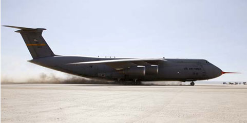 美空军升级型C-5运输机进行动态滑行试验(图)