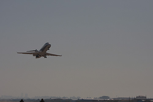 ARJ21-700在机场起飞