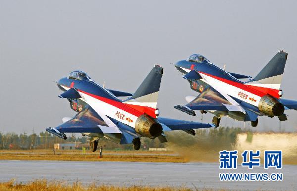 11月2日，八一飞行表演队新涂装的歼-10战机双机起飞进行训练。这是表演队换装歼-10战机后，首次以新涂装向世人正式亮相。新华社发（谭超 摄