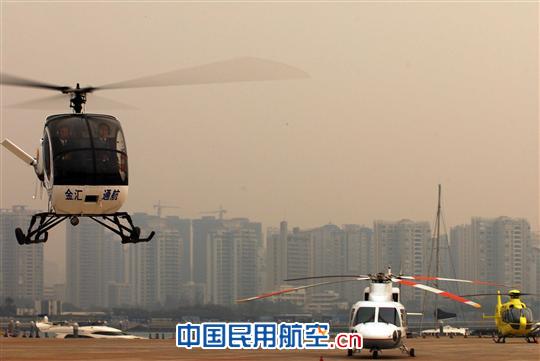 1月28日，一架S300C双座直升机从海口市游艇码头起飞。
